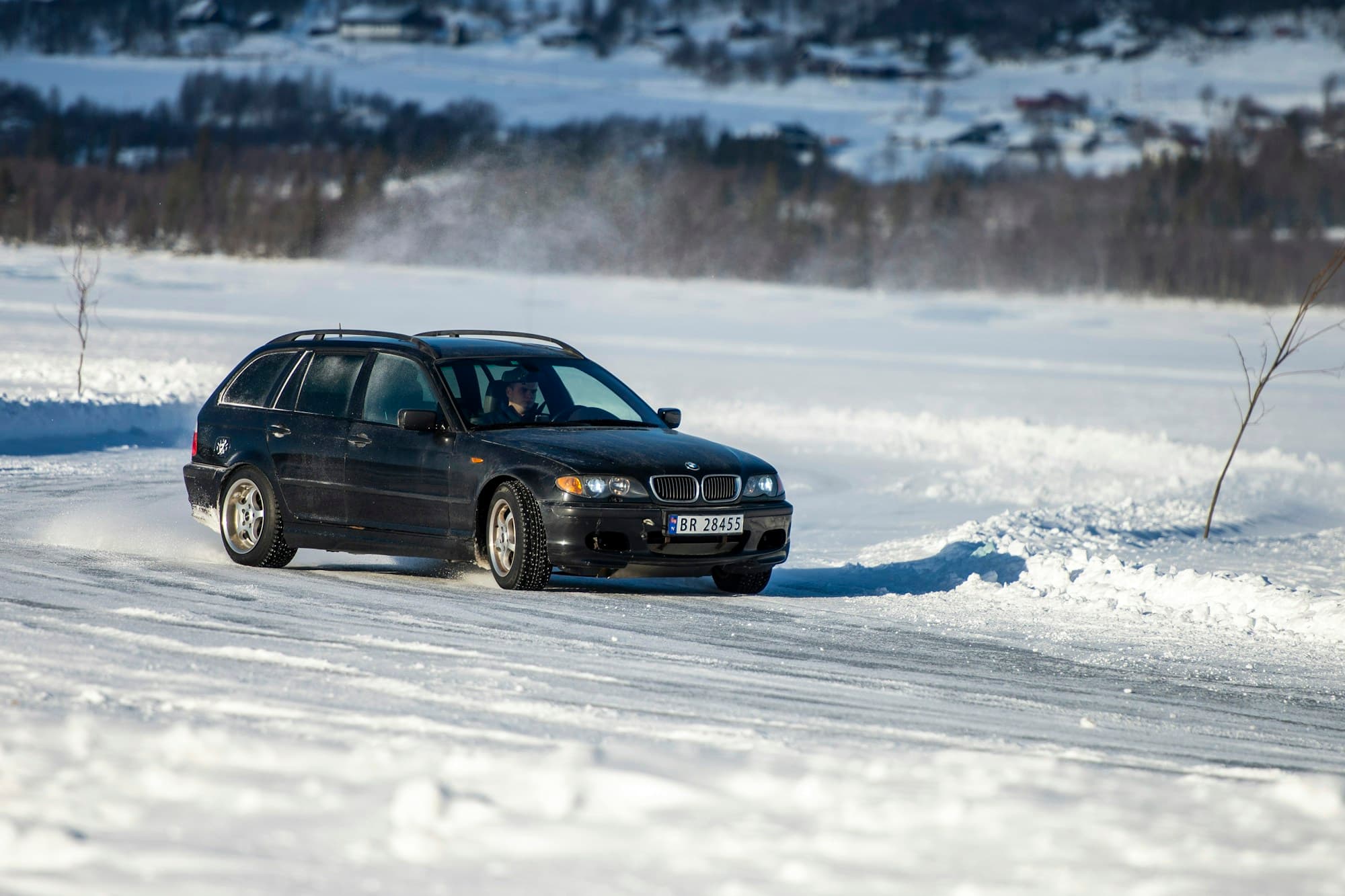 Bil på snötäckt väg — riskutbildning och halkbana